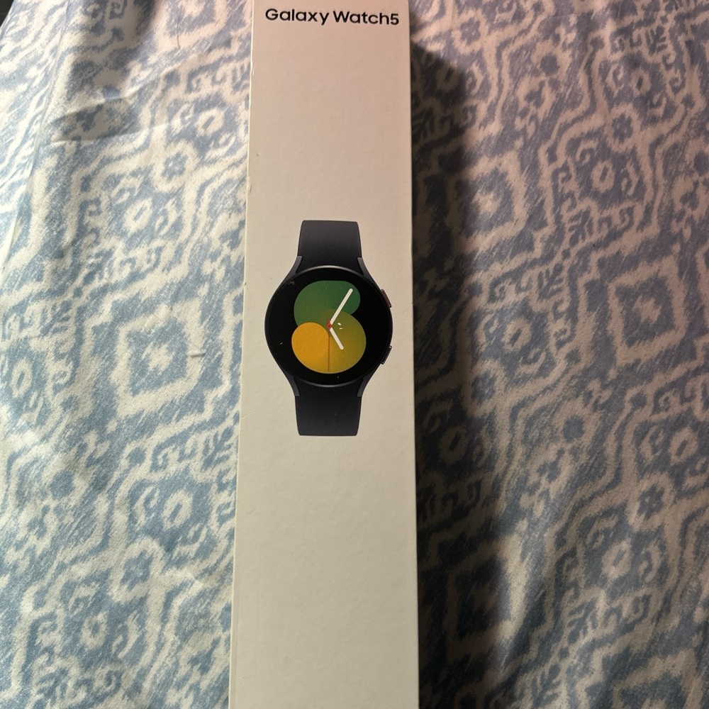 Samsung Galaxy Watch5 - Black and Gold